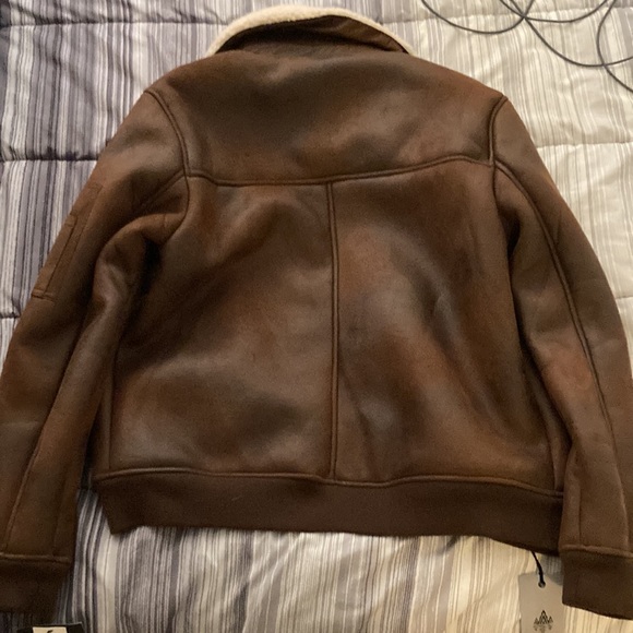 Rainforest, Jacket water resistant it’s a medium color is russe/brown - Picture 5 of 5